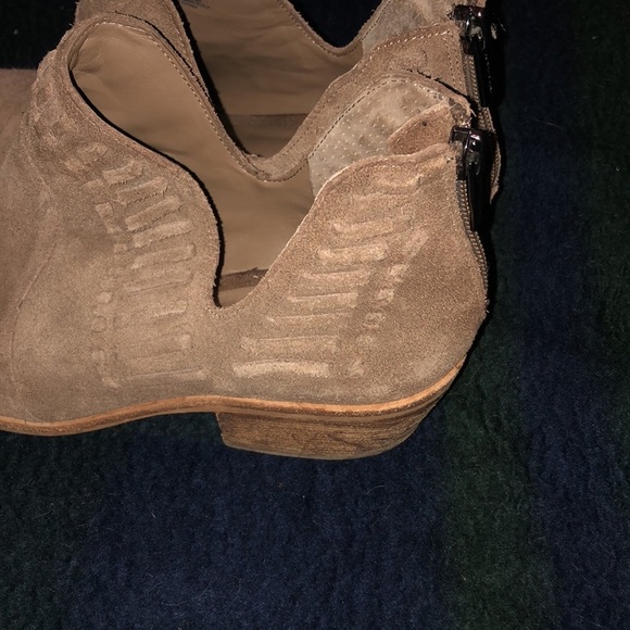 Vince Camuto brown ankle booties sued style fit like a size 7 rounded toe heeled - Picture 3 of 8